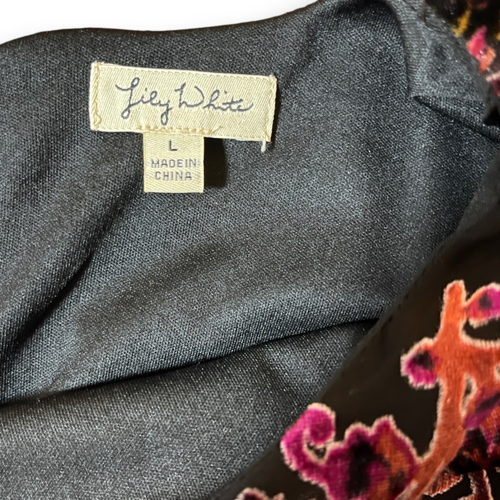 Lily White Velvet Floral Blouse Black and Pink Ruffled Sleeve Short Sleeve Top - Picture 4 of 9